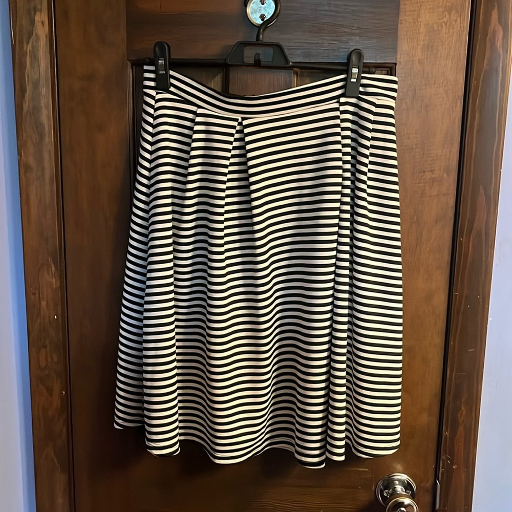 XL Black and white striped skirt with zipper on the back